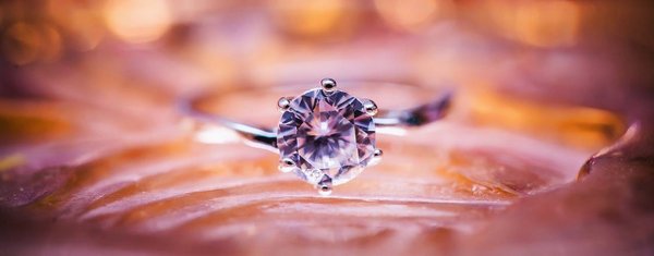 Pourquoi choisir un diamant pour la bague de fiançailles ?