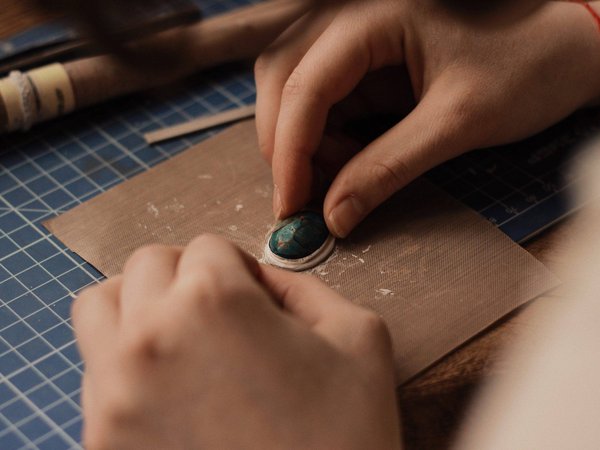 Comment se lancer dans la fabrication de bijoux ?